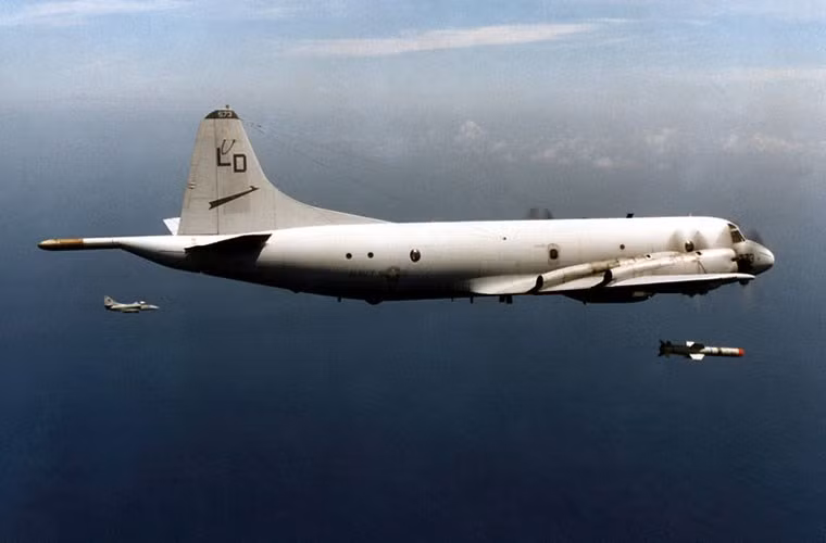 P-3 Orion có thể họat động liên tục trên 12 tiếng, được trang bị cảm biến tìm kiếm mục tiêu hồng ngoại FLIR, sonar DIFAR, thiết bị phát hiện điểm từ trường bất thường MAD, hệ thống tín hiệu tiếp nhận trên 99 kênh có khả năng chuyển kênh bất cứ lúc nào cho phép tín hiệu truyền về được xử lý trong thời gian thực,...