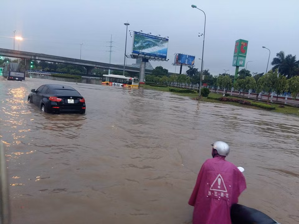 Suốt đêm qua, Hà Nội đã hứng chịu cơn mưa lớn nhất kể từ đầu năm nay, khiến hệ thống thoát nước "quá tải" gây ra tình trạng ngập lụt nhiều nơi khắp thành phố. Ảnh: ngập lụt nghiêm trọng sáng nay đoạn Trần Duy Hưng - Đại lộ Thăng Long. Nguồn ảnh: Otofun
