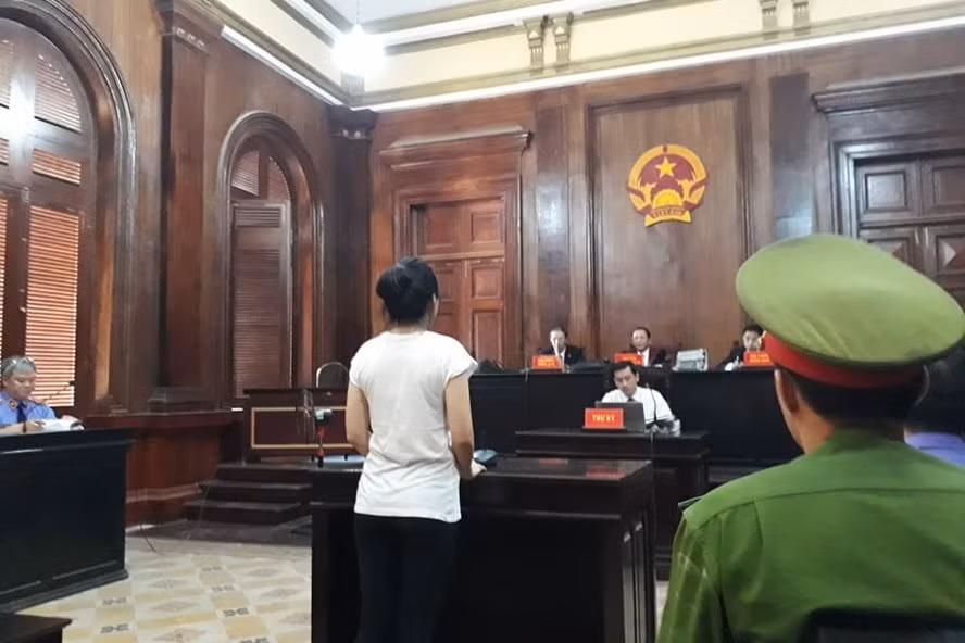 Vo cu BS Chiem Quoc Thai noi ve viec thue giang ho chem chong the nao?