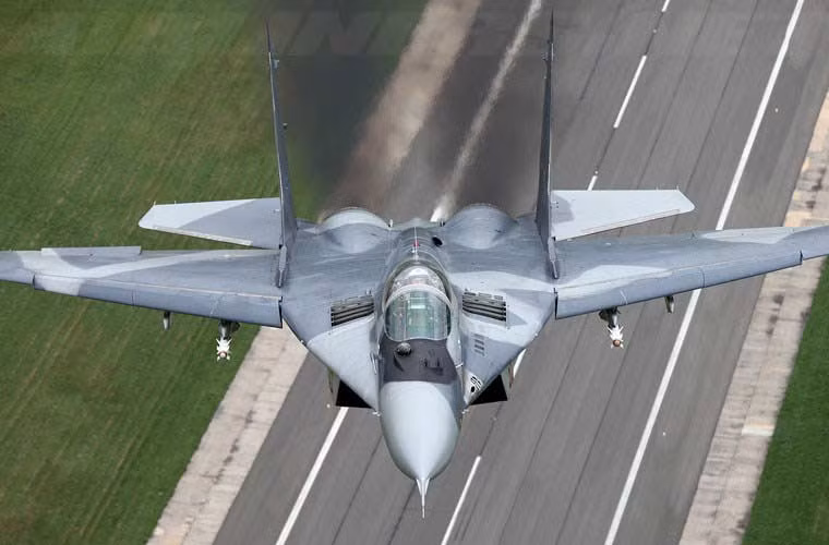 Hiện Ba Lan có trong biên chế 31 máy bay tiêm kích MiG-29 gồm 2 biến thể: MiG-29A và MiG-29UB 2 chỗ ngỗi huấn luyện. Trong đó, MiG-29A là biến thể xuất khẩu của mẫu MiG-29 thế hệ đầu tiên, thiếu khả năng mang vũ khí hạt nhân, hạ cấp hệ thống radar, ECM và nhận diện địch ta. MiG-29A chỉ mang được tên lửa không đối không R-73 và R-27.