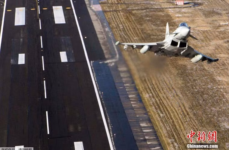 Cuộc bay diễn ra trong bối cảnh quan hệ giữa các nước NATO (mà Ba Lan và Italy là thành viên tổ chức quân sự lớn nhất hành tinh này) với Nga đang trong tình trạng căng thẳng xoay quanh khủng hoảng Ukraine. Trong ảnh, tiêm kích đa năng Typhoon của Không quân Italy vọt lên trời từ đường băng cất cánh.