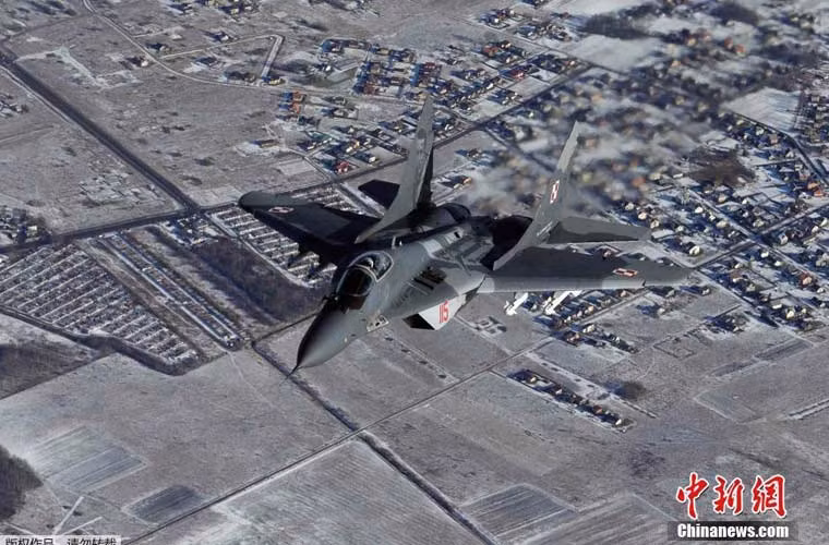 Tương tự, tiêm kích MiG-29 của Không quân Ba Lan chỉ mang theo đạn đối không tầm ngắn R-73 (4 quả).