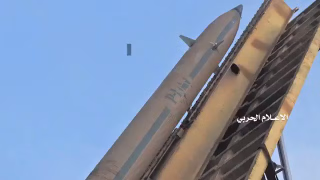 Trong đoạn video giới thiệu, người phát ngôn của Houthi cho hay loại tên lửa mới có tên Badr-1P được phát triển từ loại Badr-1 có tầm bắn đạt tới 150km, đặc biệt độ chính xác gần như tuyệt đối - CEP 3m. Nguồn ảnh: Livemap