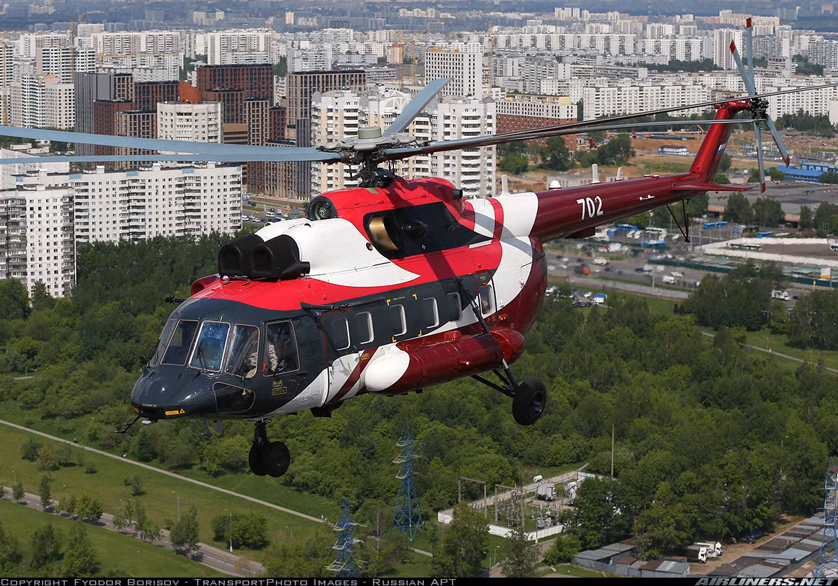 Mi-171A2 là phiên bản thế hệ mới nhất của dòng trực thăng đa dụng hạng trung Mi-17 huyền thoại của Nga. Hiện Việt Nam và một số quốc gia Đông Nam Á đang sử dụng rộng rãi các phiên bản khác của dòng Mi-17. Do vậy, việc Moscow chọn Hà Nội là điểm đến xem ra không ngoài mục đích chào bán mẫu mới nhất Mi-171A2 được ra mắt lần đầu năm 2012. Nguồn ảnh: Airlines.net