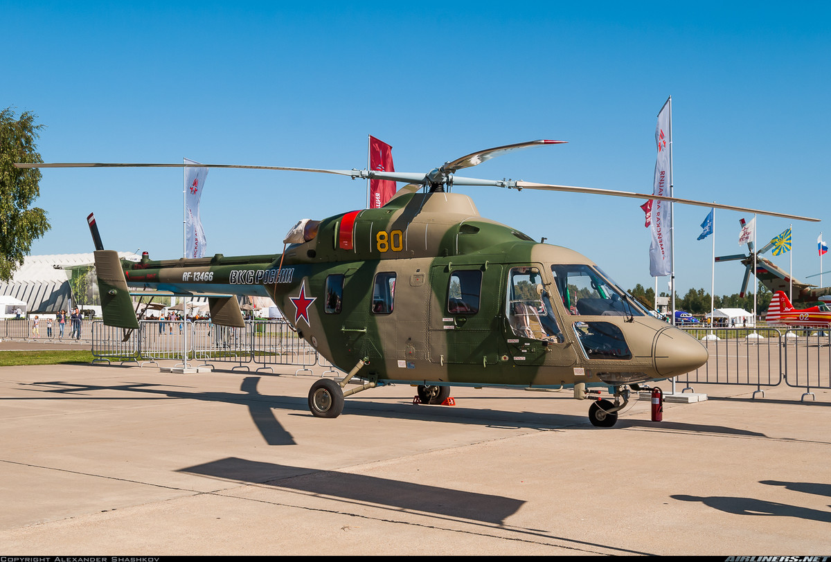 Trong khi đó, Ansat là dòng trực thăng đa dụng hạng nhẹ do Kazan Helicopter sản xuất từ cuối những năm 1990. Tuy nhiên, vài năm trở lại đây nó mới được tiếp thị mạnh mẽ nhằm tìm kiếm khách hàng trên thị trường xuất khẩu. Dẫu vậy, tới thời điểm này, Ansat vẫn chưa tìm thêm được khách hàng quốc tế nào sau các hợp đồng lớn ký với Bộ Quốc phòng và Bộ Tình trạng Khẩn cấp Liên bang Nga. Nguồn ảnh: Airlines.net