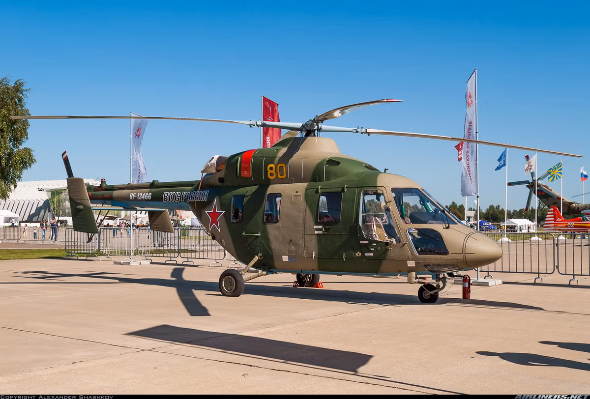 Trong khi đó, Ansat là dòng trực thăng đa dụng hạng nhẹ do Kazan Helicopter sản xuất từ cuối những năm 1990. Tuy nhiên, vài năm trở lại đây nó mới được tiếp thị mạnh mẽ nhằm tìm kiếm khách hàng trên thị trường xuất khẩu. Dẫu vậy, tới thời điểm này, Ansat vẫn chưa tìm thêm được khách hàng quốc tế nào sau các hợp đồng lớn ký với Bộ Quốc phòng và Bộ Tình trạng Khẩn cấp Liên bang Nga. Nguồn ảnh: Airlines.net
