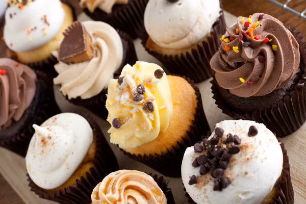 Bánh ngọt và các sản phẩm tương tự. Nguyên liệu làm bánh là từ lúa mì và thường được nướng ở nhiệt độ cao để thành cốt bánh vì thế nó cũng sẽ tạo ra hàm lượng acrylamide cao không khác gì hai loại khoai chiên ở trên. 