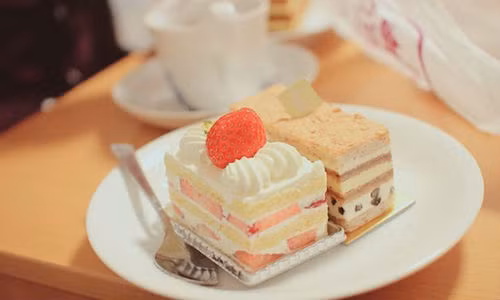 Chất acrylamide trong thực phẩm có thể gây ung thư, nếu ta hít phải hoặc tiếp xúc ngoài da có thế ảnh hưởng đến hệ thống thần kinh. Đây là chất thường được tìm thấy rất nhiều trong lá cây thuốc lá, cho dù bạn không hút thuốc nhưng nếu bạn thường xuyên ăn những loại thực phẩm trên thì nguy cơ mắc ung thư còn cao hơn người hút thuốc lá 