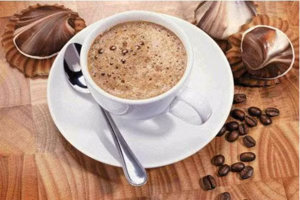 Cà phê hòa tan. Một số các nghiên cứu khoa học đã chỉ tra trong cà phê hòa tan, lá chè khô, bột lúa mạch rang đều phát hiện nồng độ acrylamide cao. 