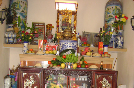 Nếu trong nhà có ban thờ thì bên trái là thờ thần linh, bên phải là thờ tổ tiên. Nếu chỗ đặt bài vị của tổ tiên có dây điện, hay dính vào góc trần nhà cũng sẽ không có lợi cho nữ gia chủ.