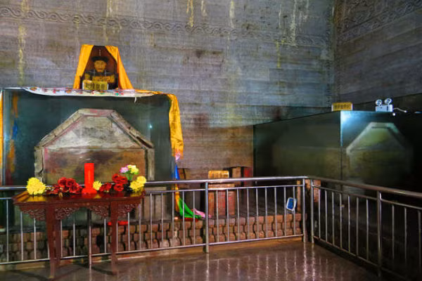 Vì thế quan tài sẽ được đặt vô cùng kiên cố trên giường đá, tức là nó khó có thể tự di chuyển được nếu không dùng một lực cực lớn tác động vào, vì thế việc quan tài của Càn Long “tự dịch chuyển” xuống chắn cửa là điều không thể xảy ra. Có người cho rằng quan tài của Càn Long do nước ngấm vào địa cung và bị trôi ra, nhưng cách giải thích này không khả quan vì nước trong địa lăng rất tĩnh nên không thể tạo ra được sức mạnh công kích nào, không thể làm trôi được cỗ quan tài nặng như thế.