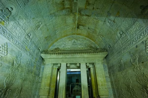 Ông hạ lệnh cho các thợ thủ công và các nghệ nhân khắc tàng văn, phạm văn kinh chú lên tường và mái vòm đỉnh của địa cung. Những nét trạm trổ vô cùng tinh xảo, nét vẽ sống động, chân thực, bố cục chặt chẽ, nghệ thuật điêu khắc trong thời Càn Long đạt trình độ đáng kinh ngạc.