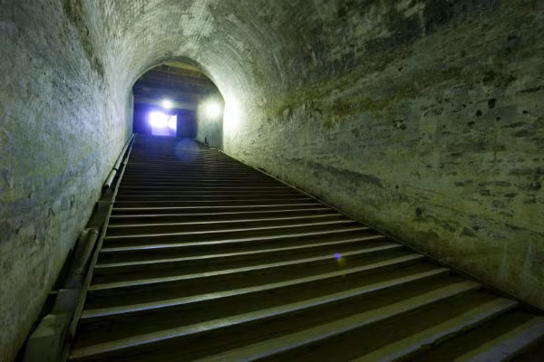 Dụ Lăng được xây dựng vào năm 1752 tức năm thứ 17 Càn Long, khi khởi công xây dựng trong địa cung xuất hiện hiện tượng thấm nước, ông lệnh cho các đại thần phải tìm mọi cách để giải quyết vấn đề này và đã giải quyết triệt để. Nhưng không hiểu sao đến năm 1928 trong địa cung của Dụ lăng có chỗ nước đọng sâu hơn 2m. Từ năm 1978 đến nay mỗi lần vào mùa mưa ngày nào cũng phải hút nước nếu không nước sẽ dâng cao gây ngập. Hiện tượng đọng nước trong địa cung Dụ lăng đến bây giờ vẫn chưa tìm được câu trả lời thỏa đáng.