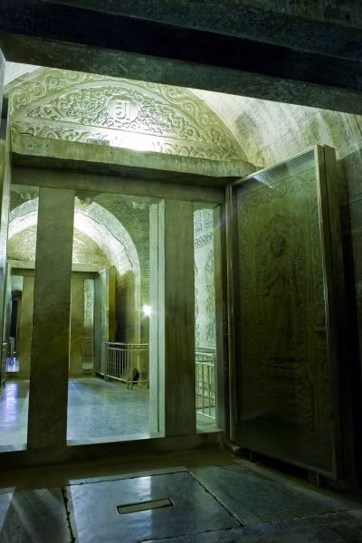 Nhưng điều khiến người ta kinh ngạc không phải sự xa hoa hoành tráng của Dụ lăng mà là những bí ẩn đến giờ vẫn chưa có lời giải đáp. Năm 1928, quân phiệt Tôn Điện Anh đã từng hạ lệnh cho đám quân lính tiến hành đào bới lăng tẩm của Từ Hi và Dụ Lăng của Càn Long. Trong địa cung của Dụ Lăng tổng cộng có lớp cửa đá vô cùng kiên cố. Ba lớp cửa trước bọn đạo mộ dễ dàng mở được nhưng đến lớp cửa đá thứ 4 không thể nào mở được, cuối cùng chúng phải dùng đến một lượng thuốc nổ có sức công phá lớn.