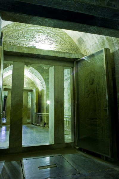 Nhưng điều khiến người ta kinh ngạc không phải sự xa hoa hoành tráng của Dụ lăng mà là những bí ẩn đến giờ vẫn chưa có lời giải đáp. Năm 1928, quân phiệt Tôn Điện Anh đã từng hạ lệnh cho đám quân lính tiến hành đào bới lăng tẩm của Từ Hi và Dụ Lăng của Càn Long. Trong địa cung của Dụ Lăng tổng cộng có lớp cửa đá vô cùng kiên cố. Ba lớp cửa trước bọn đạo mộ dễ dàng mở được nhưng đến lớp cửa đá thứ 4 không thể nào mở được, cuối cùng chúng phải dùng đến một lượng thuốc nổ có sức công phá lớn.