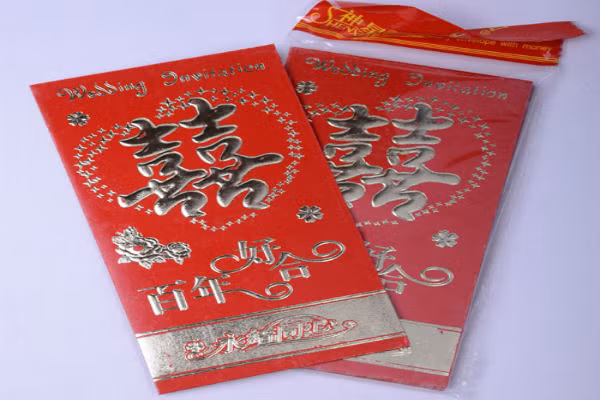 Ngoài ra tế lễ, bạn có thể tự làm túi vượng nhân duyên. Sau khi tế lễ xong, đợi nến và hương tàn hãy lấy nhụy của hoa bách hợp phơi hoặc sấy khô sau đó cho vào một cái túi màu đỏ có 2 chữ “song hỉ”. Đặt túi vượng nhân duyên vào dưới gối mỗi tối đi ngủ gối đầu lên nó sẽ giúp bạn tăng vận đào hoa, vượng nhân duyên.