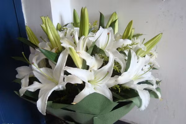 Chuẩn bị lễ vật tế bái: 3 cây nhang thơm, 1 cây nến đỏ, lạc nhân khô, hoa quả, bánh bao chay và hoa bách hợp (vì loài hoa này có bách niên hảo hợp, khai hoa kết quả). 