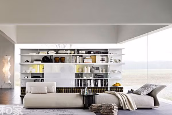 Nếu trong phòng khách kê tủ rượu hoặc giá kệ đựng đồ thì phải kê sát tường, sofa phải đối diện với cửa chính hoặc ti vi nhất định không được quay lưng lại phía cửa sẽ dễ phạm hạn tiểu nhân hoặc thị phi khẩu thiệt. 