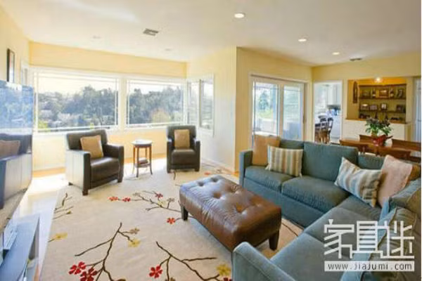 Vào cửa chính là phòng khách. Nếu vào cửa phải đi qua một số phòng khác mới đến phòng khách thì sẽ là điểm kỵ trong phong thủy. Lối kiến trúc này dễ khiến công việc và sự nghiệp của bạn rệu rạo và chệch hướng. 