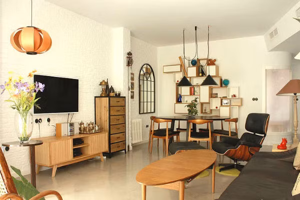 Phòng khách cần phải luôn sạch sẽ, gọn gàng, tránh không được để rác trong phòng khách. Ngoài ra cần thay ngay những bóng đèn đã cháy hoặc đang bị chập chờn để ngưng tự mọi tâm lực và tăng thêm tài vận cho gia chủ. 