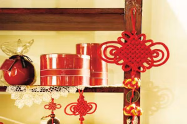 Có thể chọn những đồ trang trí màu đỏ, màu vàng để tăng vượng tài khí và tăng cát khí cho hướng tài vị, và tăng thổ vận cho Bát Bạch tinh. Nhờ vậy, bạn sẽ có một năm phát đạt tài vận và suôn sẻ về sự nghiệp. 