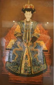  Hoàng hậu luôn được tưởng nhớ: Hiếu Từ Cao hoàng hậu Diệp Hách Na Lạp Thị Mạnh Cổ, vợ của Nỗ Nhĩ Cáp Xích Thái tổ nhà Thanh. Bà được coi là vị hoàng hậu đầu tiên của nhà Thanh (tuy Nỗ Nhĩ Cáp Xích chưa một ngày xưng vương) nên đây chính là vị hoàng hậu được con cháu nhà Thanh luôn tưởng nhớ đến.