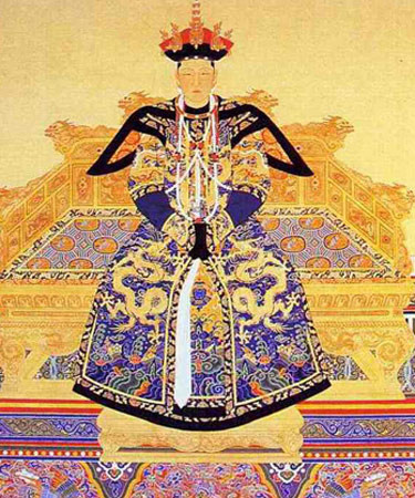 Hoàng hậu trẻ tuổi nhất: Hiếu Thành Nhân hoàng hậu (Thánh tổ) Hách Xá Lý thị. Nàng chính là người vợ cả của Thánh Tổ Khang Hi cũng là thê tử mà Khang Hi kính trọng và yêu thương nhất, chỉ đáng tiếc rằng 22 tuổi nàng đã từ giã cõi đời do sinh nở khó. Từ đó Khang Hi dành sự yêu thương và che chở đặc biệt cho thái tử con nàng, về điểm này không khó để nhận ra sự nhớ thương vô hạn của ông dành cho người vợ tào khang của mình.