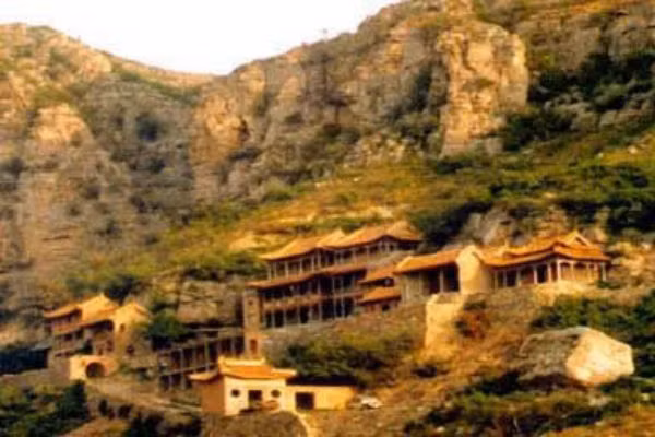 Chùa Huyền Không, Triều Dương, Kỳ Huyện, Hà Nam: Nằm ở lưng chừng dốc núi Triều Dương, Kỳ huyện, cách 5km về phía tây. Chùa được xây dựng dựa vào vách núi như được sinh ra từ vách núi dựng đứng, những lâu các với những mái cong như vút vào thiên không. Chùa năm phía Bắc núi Triều Dương, xung quanh tùng bách xum xuê, kỳ hoa dị thảo khoe bóng dưới ánh mặt trời.