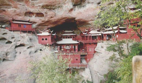 Chùa Huyền Không, Tây Sơn, Vân Nam: Tam Thanh Các, nằm ở núi La Hán ở mặt Nam của núi Thái Hoa, do nhìn từ Bắc hướng về Nam dáng núi giống như bức tượng di lặc lớn nên được gọi là núi La Hán. Vách núi La Hán dựng đứng nối liền với mặt nam sừng sững của núi Quải Bảng, dưới chân núi là Điền Trì (hồ Côn Minh) rộng mênh mông. 9 tầng Tam Thanh gồm quần thể kiến trúc của 11 đạo quán xếp tầng tầng lớp lớp đính vào vách núi sừng sừng tạo nên sự hiểm trở và huyền bí cho Huyền Không tự .