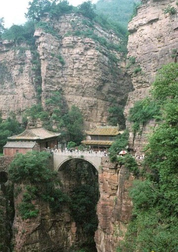 Chùa Huyền Không, núi Thương Nham, Hà Bắc: Điện Kiều Lâu, núi Thương Nham là một trong tam đại Huyền Không tự của Trung Quốc. Theo kết quả khảo chứng cầu đá thì được xây dựng từ thời nhà Tùy. Ngôi điện trên cầu được xây dựng từ thời nhà Đường, tọa lạc ở phía Tây hướng về phía Đông có chiều dài 15m, rộng 8m, có thể chịu được tải trọng 35 tấn. Điều khiến người ta cảm thấy kinh ngạc là nếu đi trên đoạn được uốn lượn dài 100m trên Kiều Lâu Điện thì da của du khách sẽ có hiện tượng đổi màu vàng màu xanh, giải thích cho hiện tượng này thì các chuyên gia quang học, các đại sư khí công hay các nhân sĩ phật giáo đều lý giải không giống nhau nhưng đây chính là cái “ kì lạ” nhất của Thương Nham Sơn.