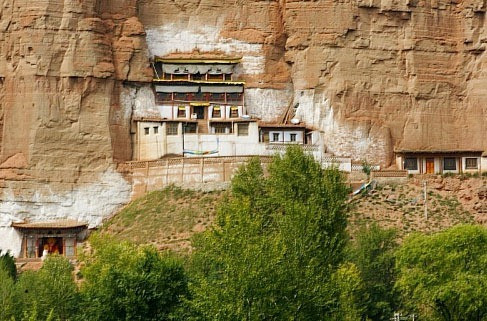 Chùa Huyền Không, Tây Ninh, Thanh Hải: Được khởi công xây dựng từ thời Bắc Ngụy, nay được coi là Huyền Không Tự thứ 2 của Trung Quốc còn được gọi là Thổ Lầu Quan. Nơi đây là tuyến giao thông bắt buộc phải qua khi đi xuống phía Nam nằm trên con đường tơ lụa cho nên nơi đây đã từng lưu giữ dấu chân của không biết bao nhiêu hòa thượng.