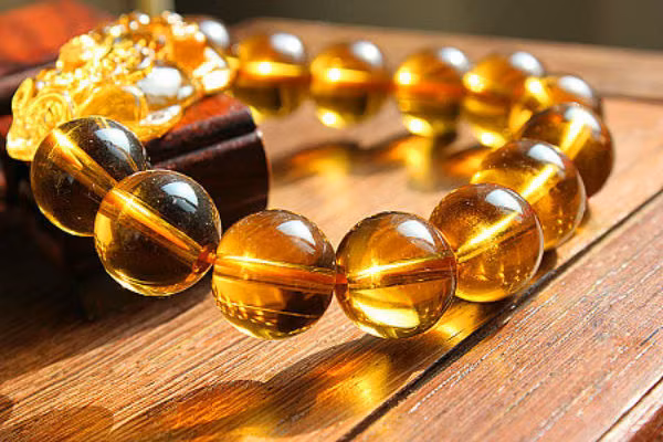 Năm 2015 tài tinh phi lâm hướng Tây Bắc, vì thế tài vị hướng Tây Bắc sẽ là vị trí phong thủy vượng tài vận. Bạn nên đặt những đồ vật trang trí màu hồng ở đây hoặc đặt đá thạch anh vàng ở hướng Tây Bắc trong phòng khách, phòng ngủ sẽ giúp khai thông tài khí, thúc vượng tài vận. (Thông tin trong bài chỉ mang tính tham khảo). 