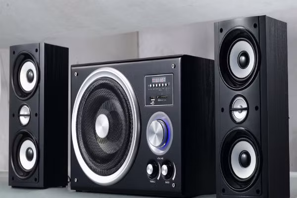 Trong nhà thường có nhiều đồ gia dụng như tivi, loa đài, đồ dùng linh tinh, nếu kê đặt đúng chỗ sẽ làm vượng khí tài cho gia chủ, nếu kê nhầm chỗ sẽ phản tác dụng. 