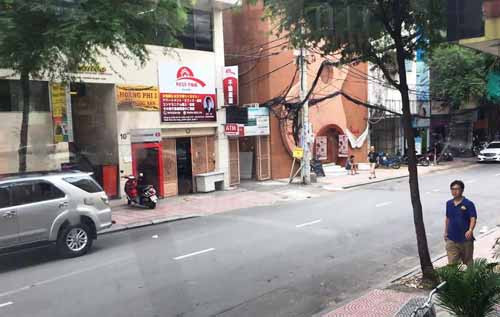 Vụ việc du khách quẹt thẻ ở nhà hàng Nightfall mất 700 triệu vẫn chưa hết nóng. Hiện, nhà hàng này đã đóng cửa và sang mặt bằng cho 1 quán bar.