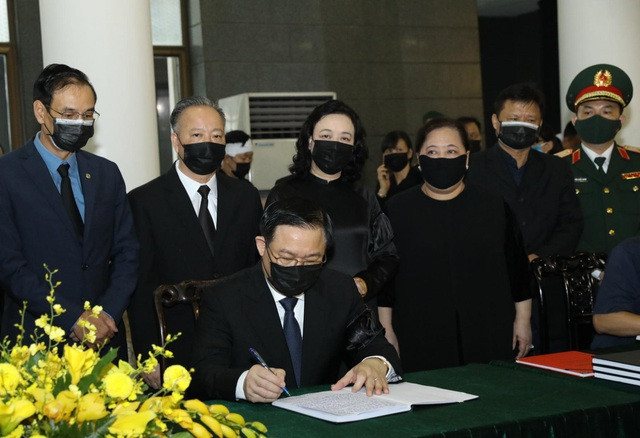 Bí thư Hà Nội ghi sổ tang tiễn biệt người lãnh đạo Đảng trong nhiệm kỳ khóa VIII. &gt;&gt;&gt; Xem thêm video: Điếu văn tang lễ Nguyên Tổng Bí thư Lê Khả Phiêu. Nguồn: VTC 1.