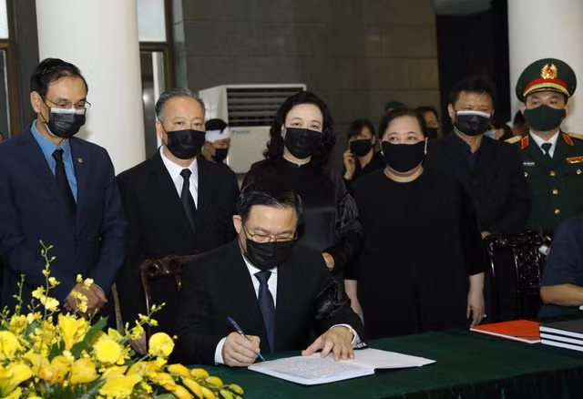 Bí thư Hà Nội ghi sổ tang tiễn biệt người lãnh đạo Đảng trong nhiệm kỳ khóa VIII. >>> Xem thêm video: Điếu văn tang lễ Nguyên Tổng Bí thư Lê Khả Phiêu. Nguồn: VTC 1.