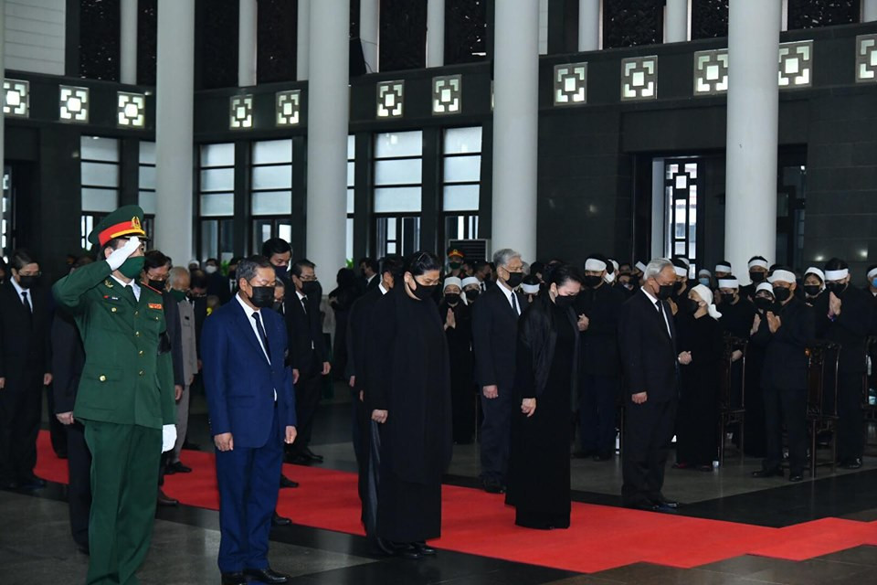 Đoàn Quốc hội do Chủ tịch Quốc hội Nguyễn Thị Kim Ngân làm trưởng đoàn vào viếng nguyên Tổng Bí thư. Cùng đi với Chủ tịch Quốc hội có các Phó Chủ tịch Tòng Thị Phóng, Uông Chu Lưu, Đỗ Bá Tỵ, Phùng Quốc Hiển. Chủ tịch Hội đồng dân tộc, Chủ nhiệm các UB của Quốc hội đứng ở hàng sau, cùng cúi đầu trong phút mặc niệm. 