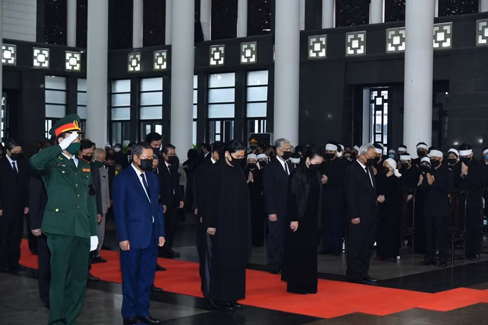 Đoàn Quốc hội do Chủ tịch Quốc hội Nguyễn Thị Kim Ngân làm trưởng đoàn vào viếng nguyên Tổng Bí thư. Cùng đi với Chủ tịch Quốc hội có các Phó Chủ tịch Tòng Thị Phóng, Uông Chu Lưu, Đỗ Bá Tỵ, Phùng Quốc Hiển. Chủ tịch Hội đồng dân tộc, Chủ nhiệm các UB của Quốc hội đứng ở hàng sau, cùng cúi đầu trong phút mặc niệm. 