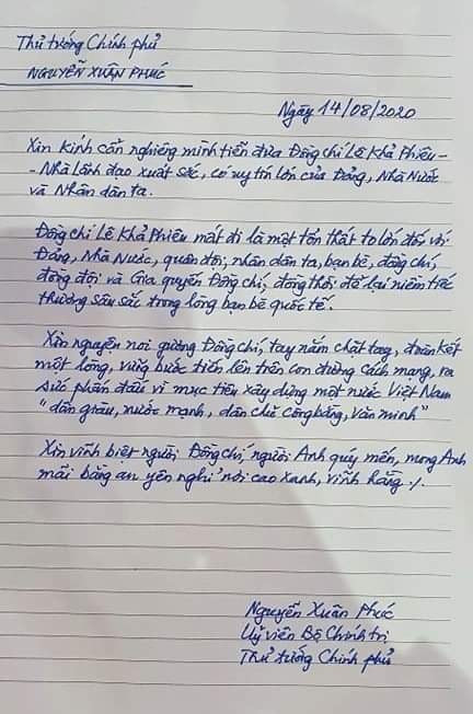 "Xin kính cẩn nghiêng mình tiễn đưa Đồng chí Lê Khả Phiêu - Nhà Lãnh đạo xuất sắc, có uy tín lớn của Đảng, Nhà Nước và Nhân dân ta..." - Thủ tướng Nguyễn Xuân Phúc viết.
