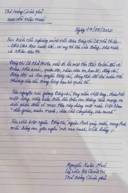 "Xin kính cẩn nghiêng mình tiễn đưa Đồng chí Lê Khả Phiêu - Nhà Lãnh đạo xuất sắc, có uy tín lớn của Đảng, Nhà Nước và Nhân dân ta..." - Thủ tướng Nguyễn Xuân Phúc viết.