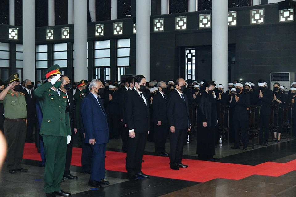 Thủ tướng Nguyễn Xuân Phúc đại diện đoàn lên thắp nén hương trên hương án. Đoàn lãnh đạo Ban chấp hành Trung ương cúi đầu mặc niệm trước linh cữu nguyên Tổng Bí thư và bước thành hàng, đi quanh linh cữu để tiễn biệt ông.