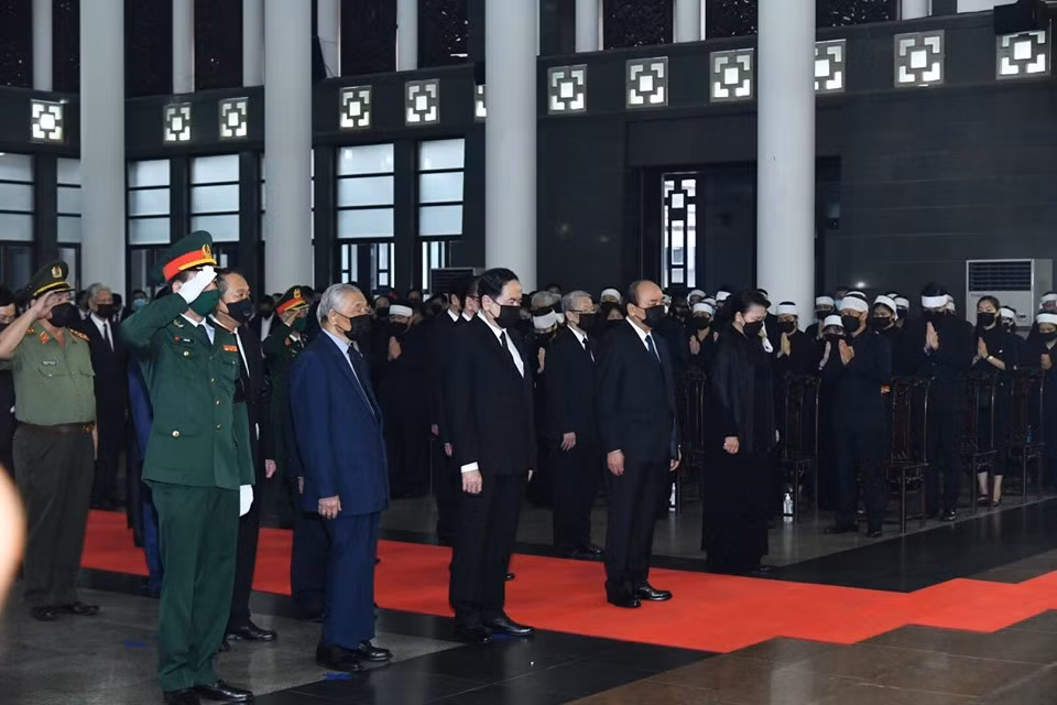 Thủ tướng Nguyễn Xuân Phúc đại diện đoàn lên thắp nén hương trên hương án. Đoàn lãnh đạo Ban chấp hành Trung ương cúi đầu mặc niệm trước linh cữu nguyên Tổng Bí thư và bước thành hàng, đi quanh linh cữu để tiễn biệt ông.