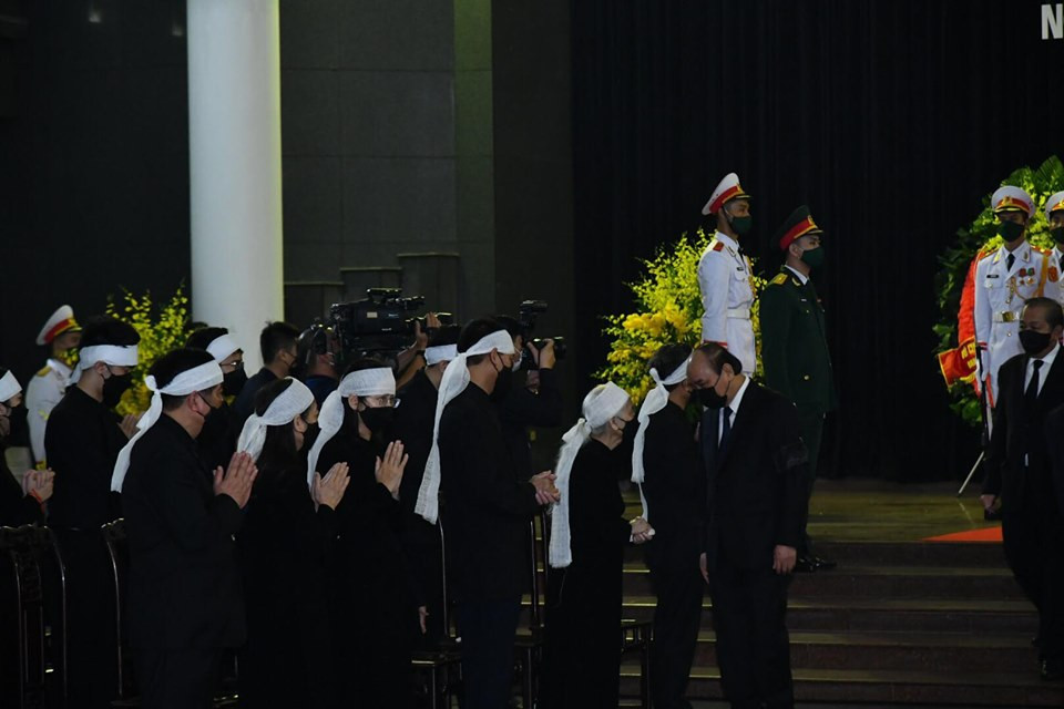 Thủ tướng Nguyễn Xuân Phúc viếng và chia buồn cùng gia đình nguyên Tổng Bí thư Lê Khả Phiêu.