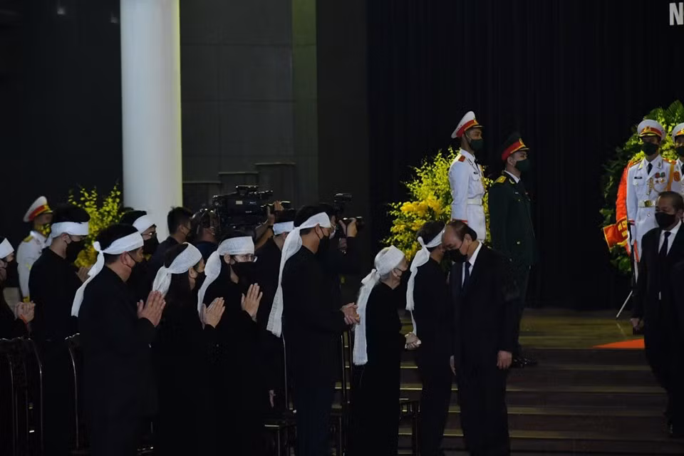 Thủ tướng Nguyễn Xuân Phúc viếng và chia buồn cùng gia đình nguyên Tổng Bí thư Lê Khả Phiêu.