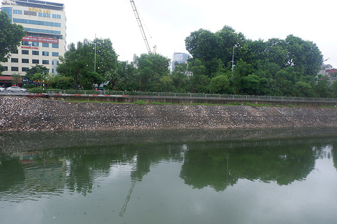 Cũng nói về vấn đề này, tại buổi tiếp xúc với cử tri quận Hoàn Kiếm sau kỳ họp 11 HĐND TP Hà Nội khóa XV (diễn ra từ ngày 3 đến 5/12/2019), ông Nguyễn Đức Chung, Chủ tịch UBND TP Hà Nội cho biết: Tổ chức xúc tiến thương mại, môi trường Nhật Bản và Công ty cổ phần Cải thiện môi trường Nhật Việt (JVE) đã thông qua Công ty Thoát nước Hà Nội để vào thử nghiệm, xử lý nước sông Tô Lịch và một góc Hồ Tây bằng công nghệ Nano Bioreactor của Nhật. Trong quá trình làm thì có chuyện xuất hiện mưa lớn phải xả lũ cho nước Hồ Tây.