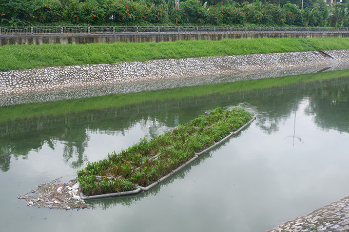 Tình trạng rác bị người dân vứt bừa bãi xuống sông vẫn phổ biến.