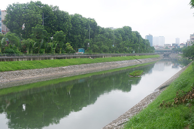 Sông Tô Lịch bỗng xanh ngát lạ thường.