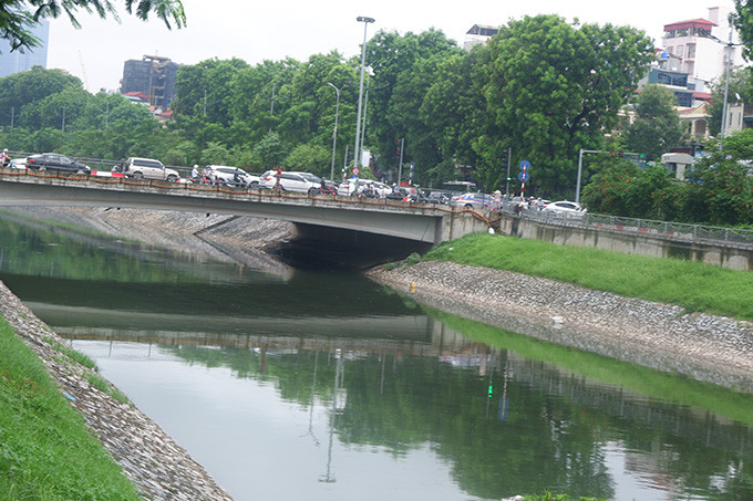 Nhiều người dân cho biết, do hiện tại đang vào mùa mưa nên nước sông sạch hơn, hễ đến mùa hè nắng hạn thì nước lại đen xì, hôi thối.