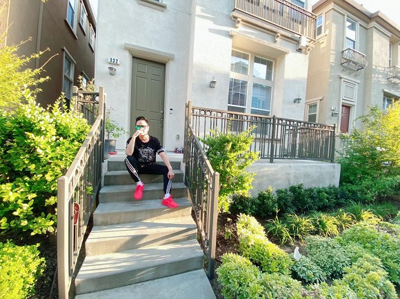 Bên ngoài nhà triệu đô của Nhật Tinh Anh ngập tràn cây xanh. 