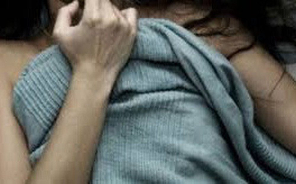 Tuyến khai, thông qua mạng xã hội, hắn làm quen được với cháu S. Sau một thời gian nói chuyện, Tuyến tỏ tình yêu đương rồi dụ dỗ cháu S. đi chơi. Đêm 5/3, cháu S. rủ thêm cháu H. đến gặp Tuyến, rồi sau đó cả 3 sang một nhà nghỉ tại thị trấn Xuân An, huyện Nghi Xuân, tỉnh Hà Tĩnh. Cả 3 cùng thuê một phòng nghỉ. Tại đây, Tuyến đã có hành vi quan hệ tình dục với cháu S. &gt;&gt;&gt; Xem thêm video: Bị dụ dỗ qua mạng xã hội, gần 10.000 trẻ em bị xâm hại. Nguồn: VTC 14.